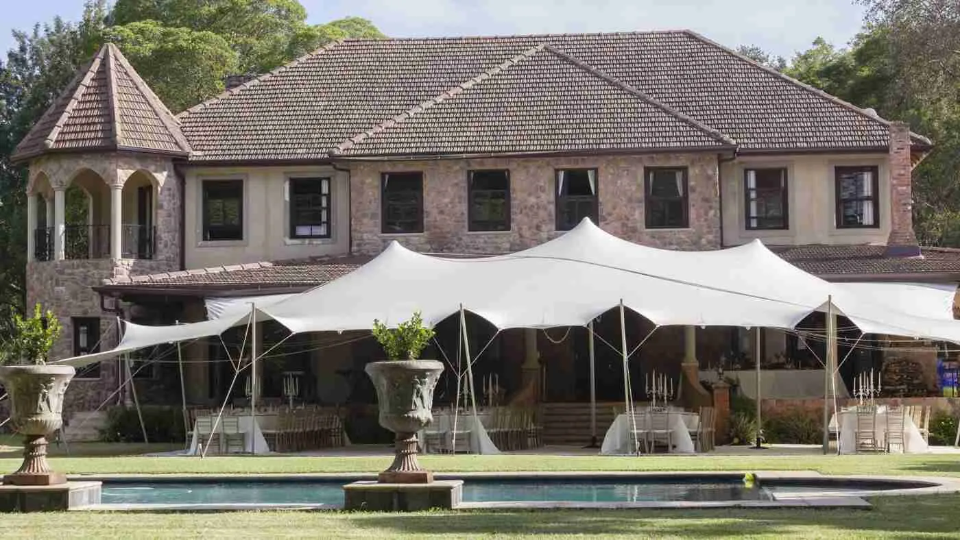 Grande toile blanche - Chapiteau pour événements spéciaux à la maison